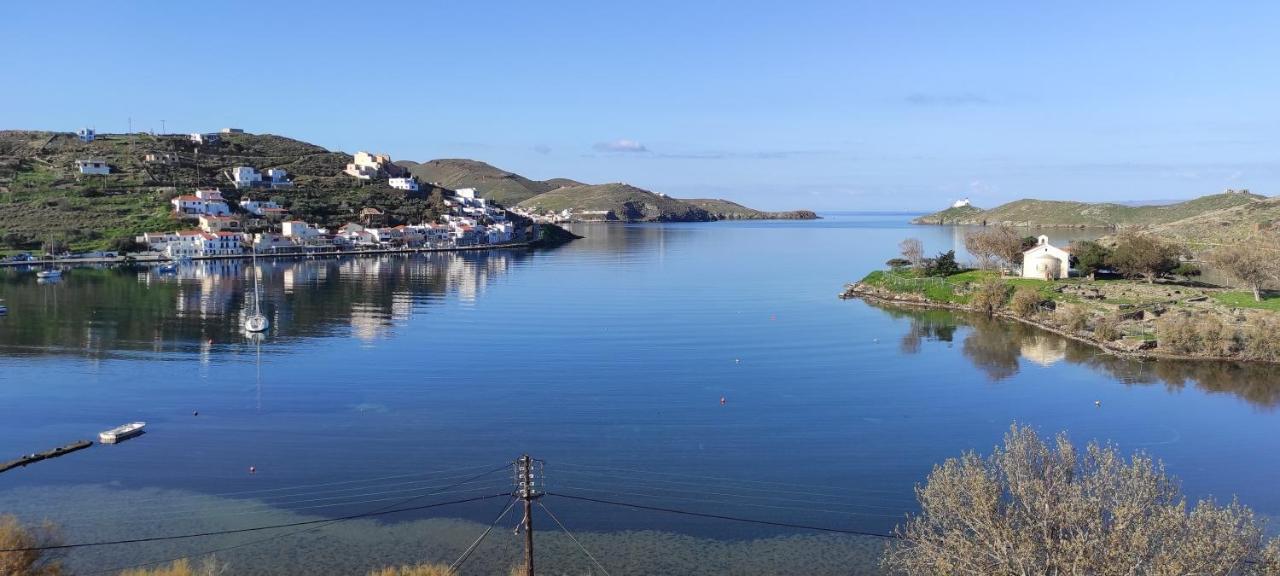 Amazing 2 Bedroom Apartment Overlooking The Marina Of Vourkárion Bagian luar foto