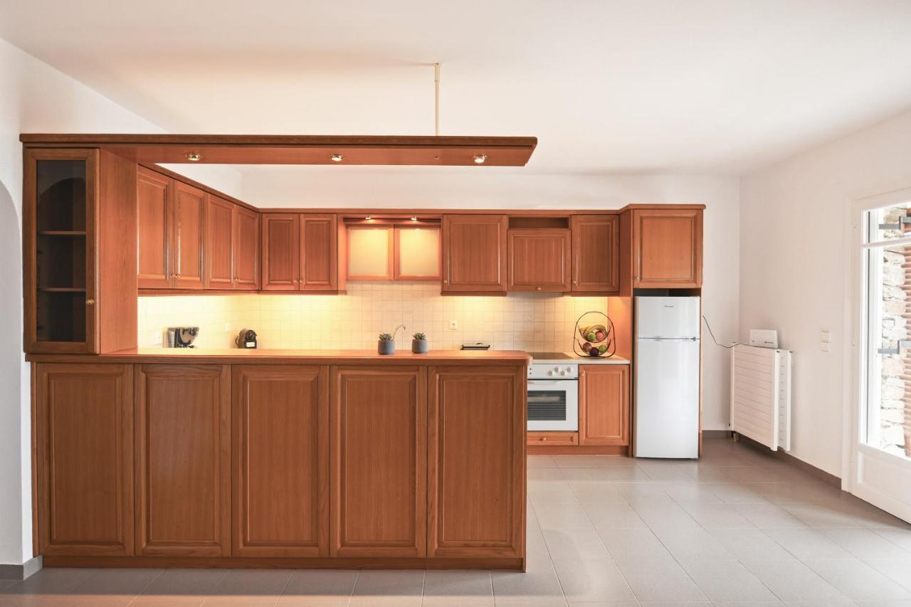 Amazing 2 Bedroom Apartment Overlooking The Marina Of Vourkárion Bagian luar foto