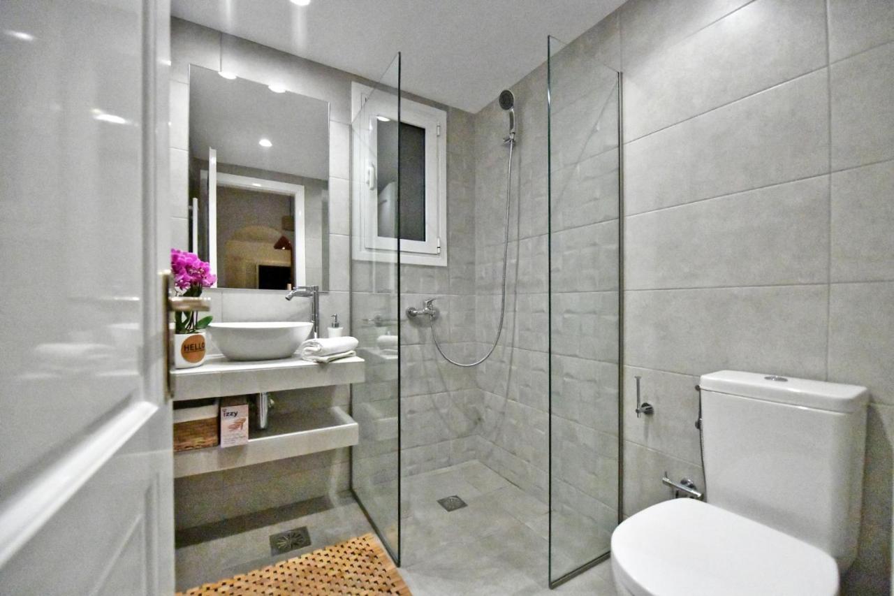 Amazing 2 Bedroom Apartment Overlooking The Marina Of Vourkárion Bagian luar foto