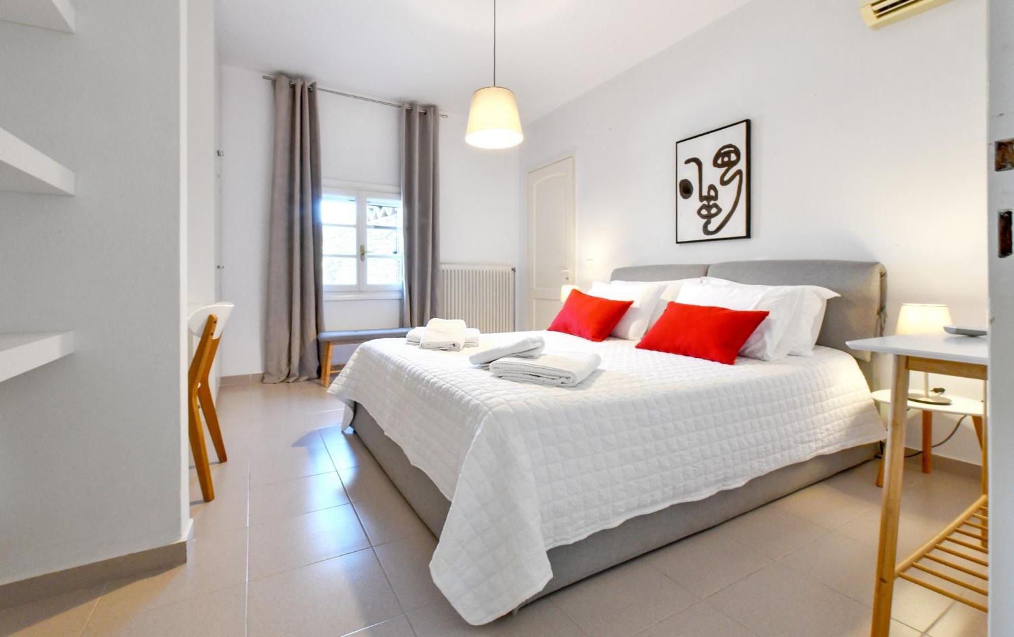 Amazing 2 Bedroom Apartment Overlooking The Marina Of Vourkárion Bagian luar foto