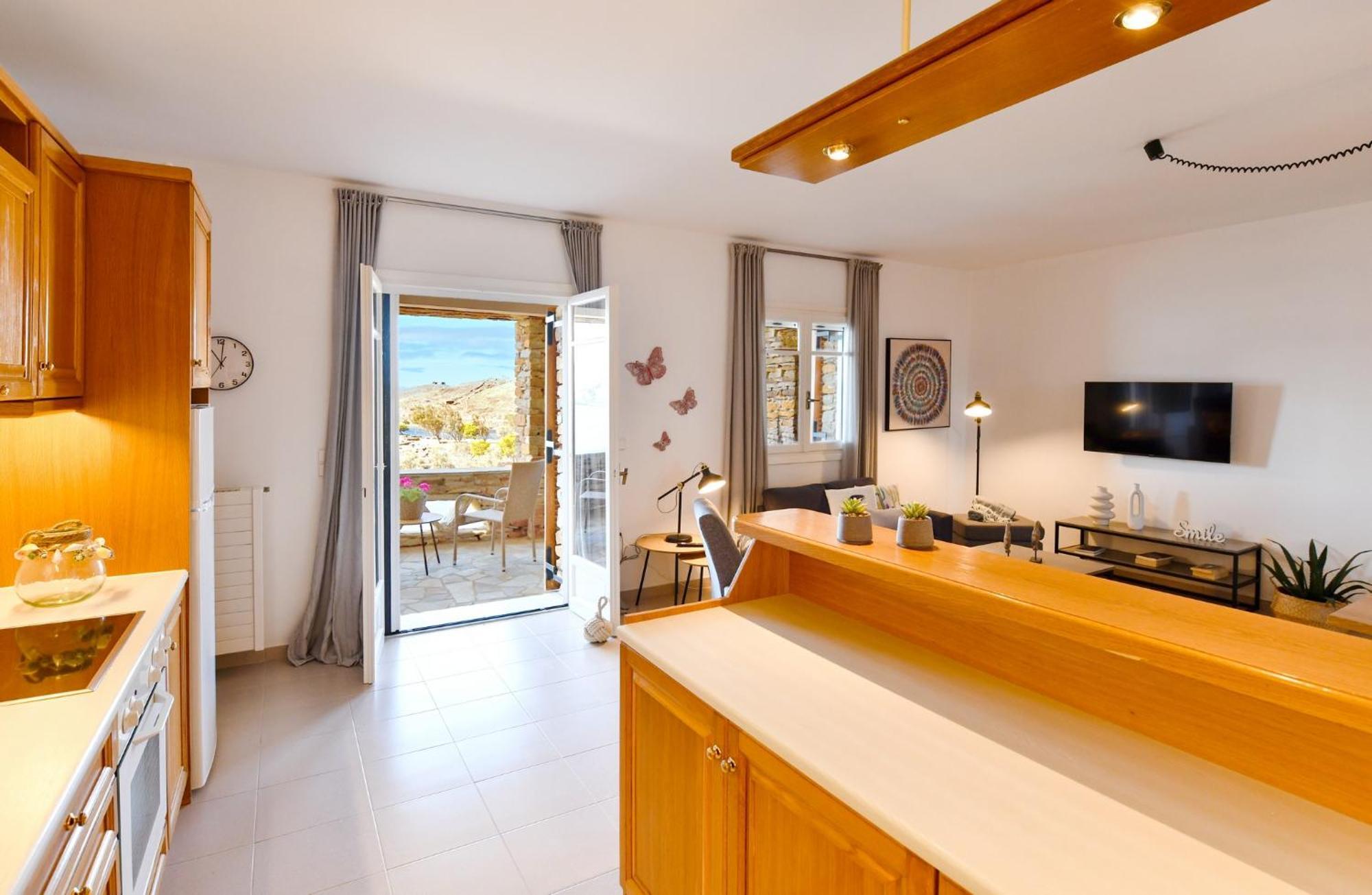 Amazing 2 Bedroom Apartment Overlooking The Marina Of Vourkárion Bagian luar foto