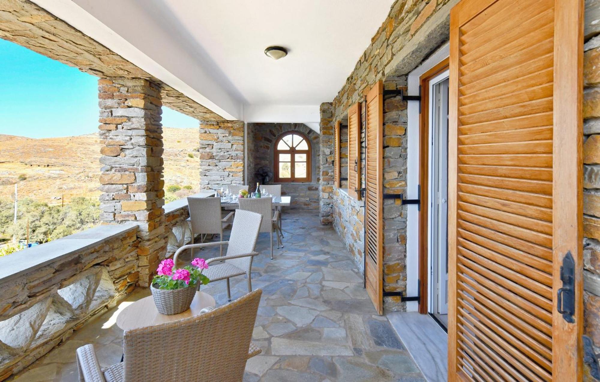 Amazing 2 Bedroom Apartment Overlooking The Marina Of Vourkárion Bagian luar foto