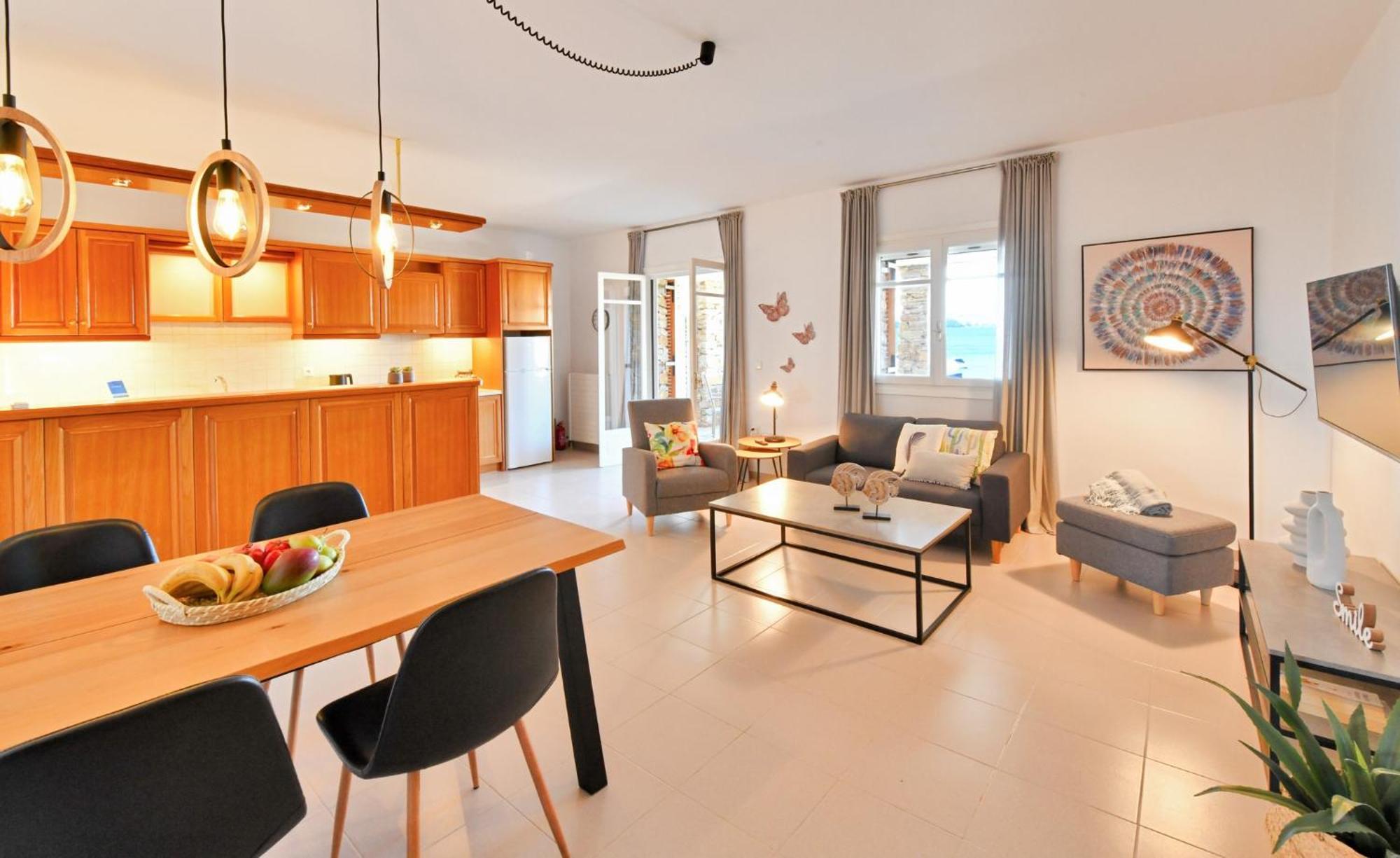 Amazing 2 Bedroom Apartment Overlooking The Marina Of Vourkárion Bagian luar foto